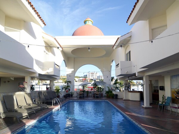 Las Palmas Hotel & Suites
