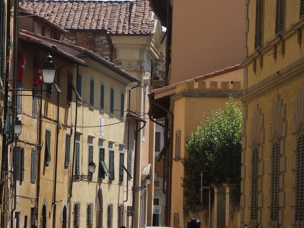 It S Located In The Historic Center Of Pisa On The Ground Floor Of A 17Th Century Building