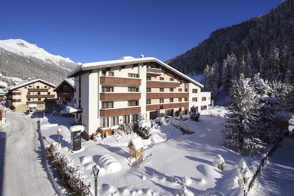 Quality Hosts Arlberg Hotel Garni Mossmer
