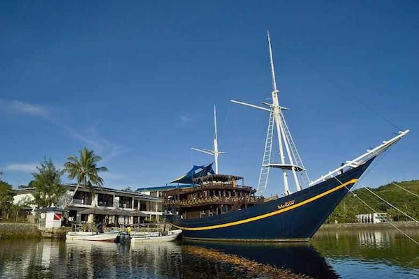 Manta Ray Bay Resort