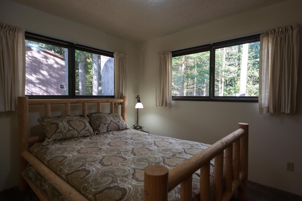Luckys Mtn Chalet-wifi-hot Tub- River-great For Ski Camps & Family Reunions