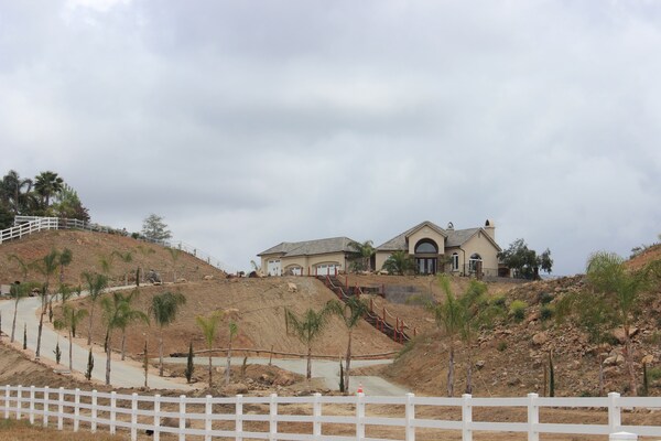 Private Hill Top Estate On 5 Acres- 20 Min To Old Town Temecula