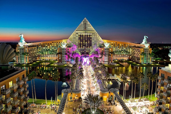 Universal's Endless Summer Resort - Surfside Inn and Suites from $90.  Orlando Hotel Deals & Reviews - KAYAK