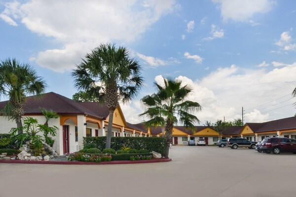 Scottish Inn And Suites Highway Six South