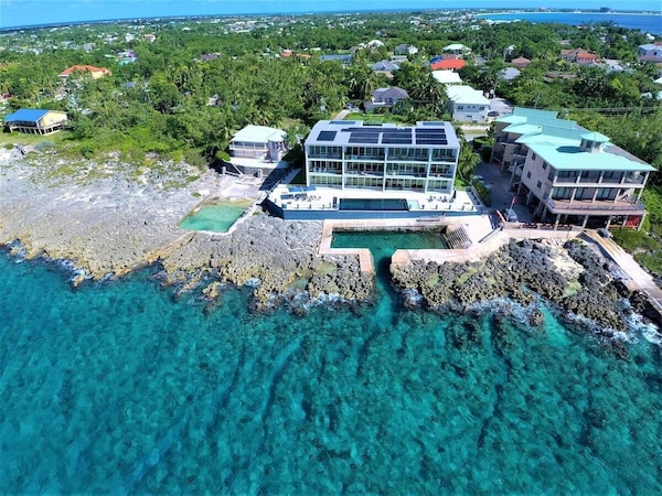 Spacious Modern Condo /w Jaw Dropping Ocean View And Oceanfront Infinity Pool