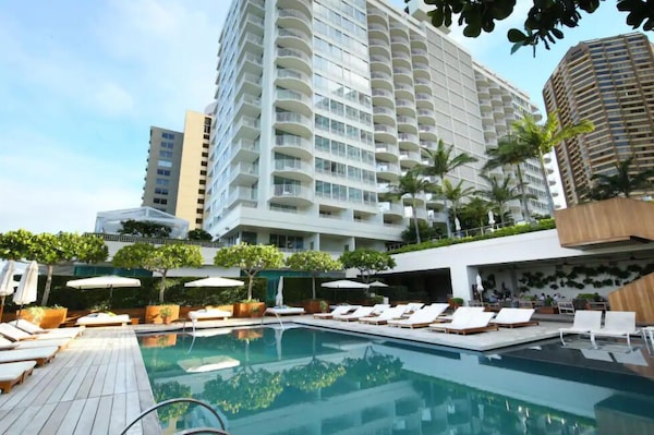 June, Hawaii, The Modern Honolulu Resort, Lux Hotel