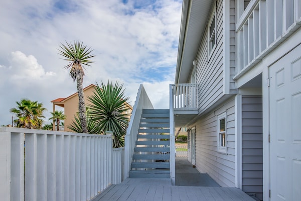 Accessible & Dog-friendly Ground-floor Unit - One Block Away From The Beach!