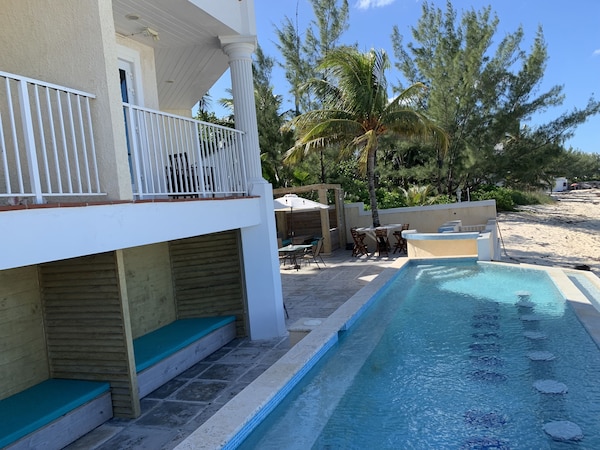 Ocean Front Kitchenette - Bahama House