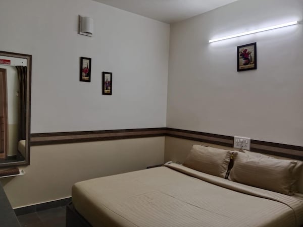 OYO 12746 Hotel Sapthagiri Nest