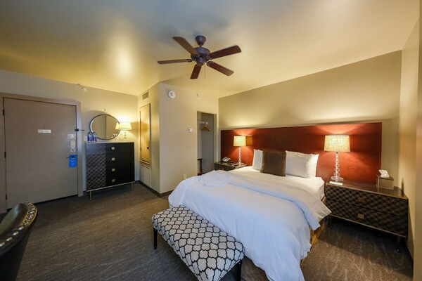 Beautiful Art Deco Suite Located Near Downtown & The Marina- Unit 5 Queen