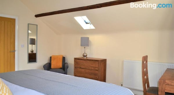 The Old Bottle Store - 2 Double Bedrooms, 2 Bathrooms, Modern Town Centre House