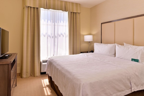 2 Connecting Suites With 3 Beds And 2 Sofabeds At A Full Service Hotel By Suiteness