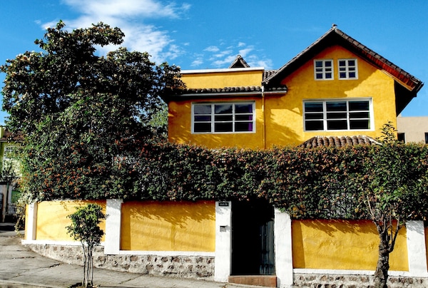 La Casa Amarilla
