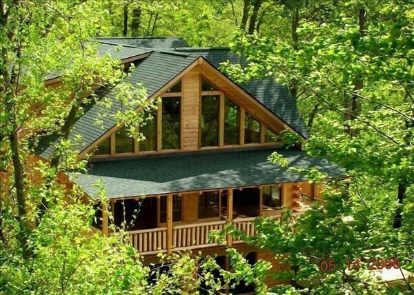 Eagles Nest Luxury Log Home... Smoky Mountain Retreat