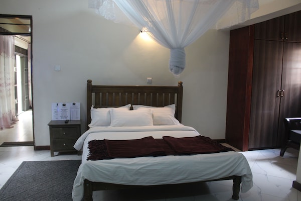 Montane Safaris Hotel