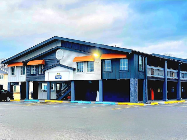 Days Inn and Suites by Wyndham, Port Huron