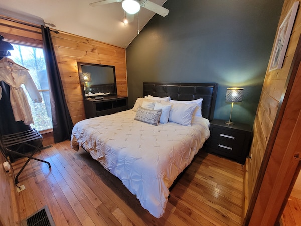 Treehouse C, Quiet 1 Bedroom With Private Patio With Hot Tub