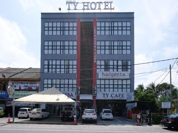OYO 762 Ty Hotel