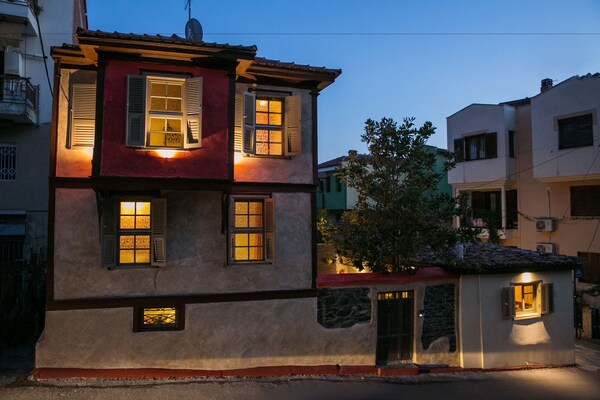 Classic Villa Ottoman