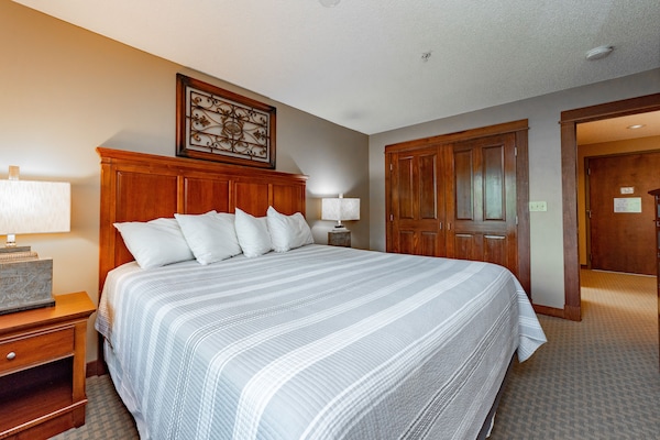 A211 - 1 Bedroom Lake View Suite At Lakefront Hotel