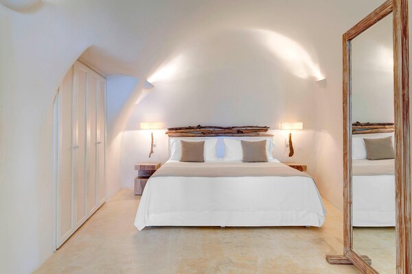 Mystique, A Luxury Collection Hotel, Santorini